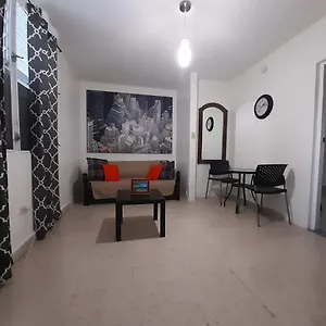 Cozy Across The Airport Apartment